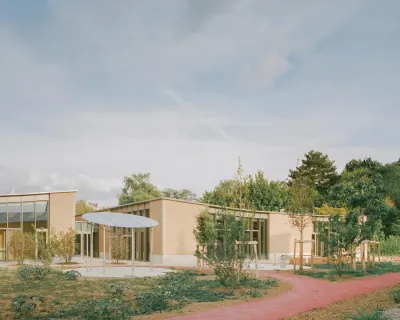 Pôle enfance et sportif du Parc des Loges à Évry-Courcouronnes - HEMAA Architectes (2025)