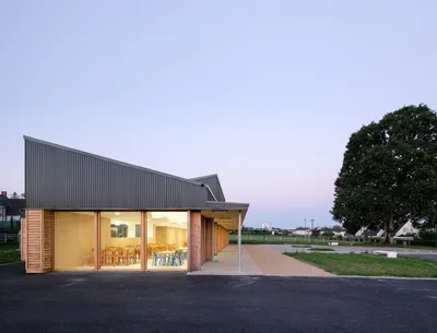 Restaurant scolaire à Saint-Aignan-sur-Roë - Huitorel & Morais architectes (2021)