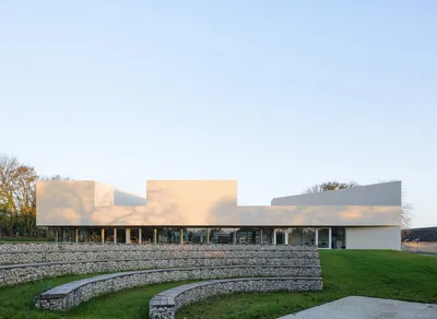 Espace scolaire et théâtre de verdure à Parcé-sur-Sarthe - Tristan Brisard Architecte (2021)