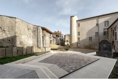 Reconquête des ruines du fort villageois de Plauzat - Boris Bouchet Architectes, Récita (2023)