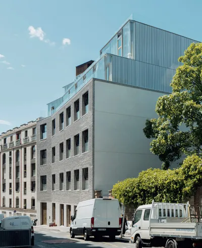 Restructuration et surélévation d’un bâtiment industriel à Paris 20ème - AAVP Architecture (2023)