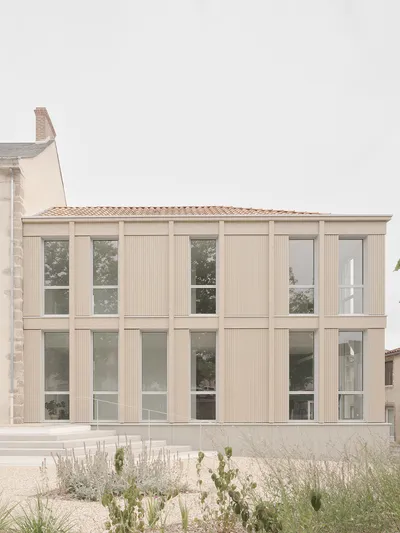 Réhabilitation et extension de la mairie à Bournezeau - THE architectes (2025)
