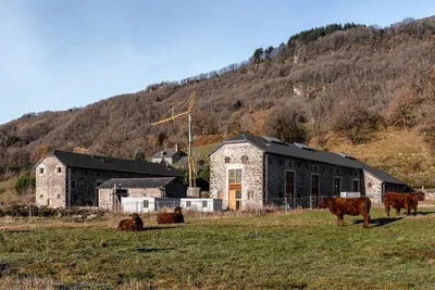 Restructuration de deux Granges à Vic-sur-Cère - Atelier du Rouget Simon Teyssou & associés, Atelier de Saint-Céré Mathieu Bennet & associés (2020)