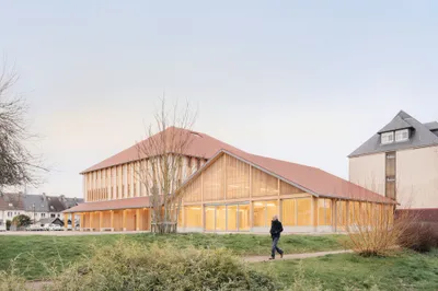 Halle de marché et maison des associations à Pont-l'Évêque - ACAU architectes (2025)